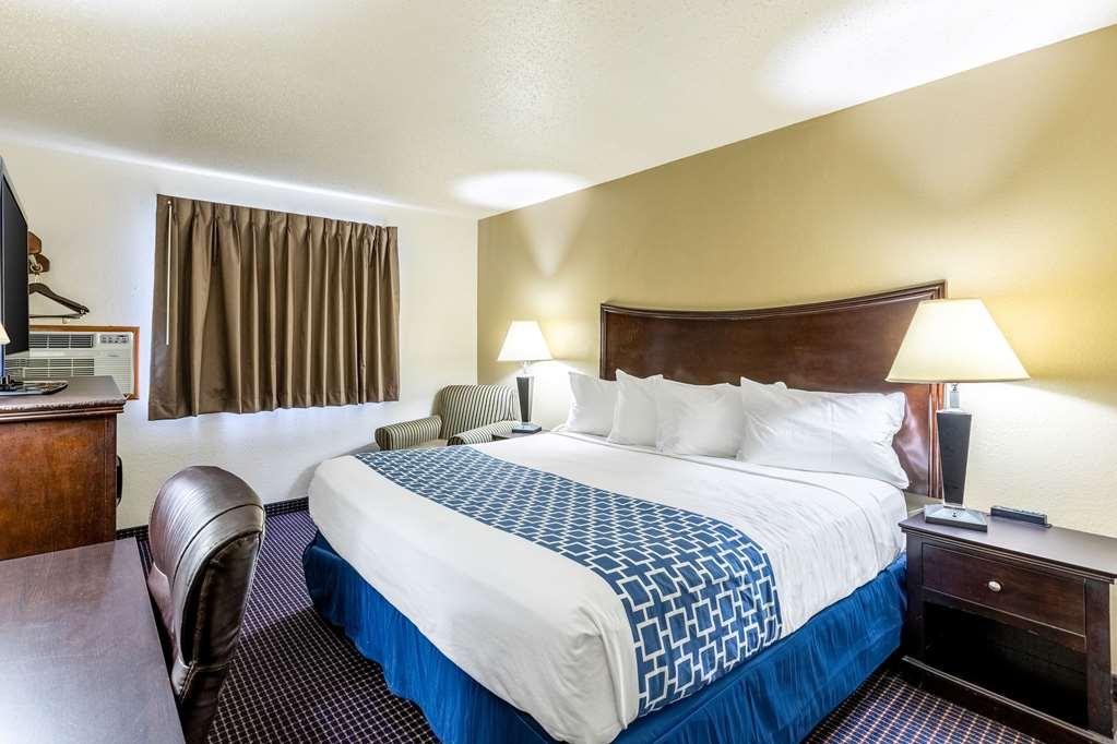 Econo Lodge Inn & Suites Auburn Room photo