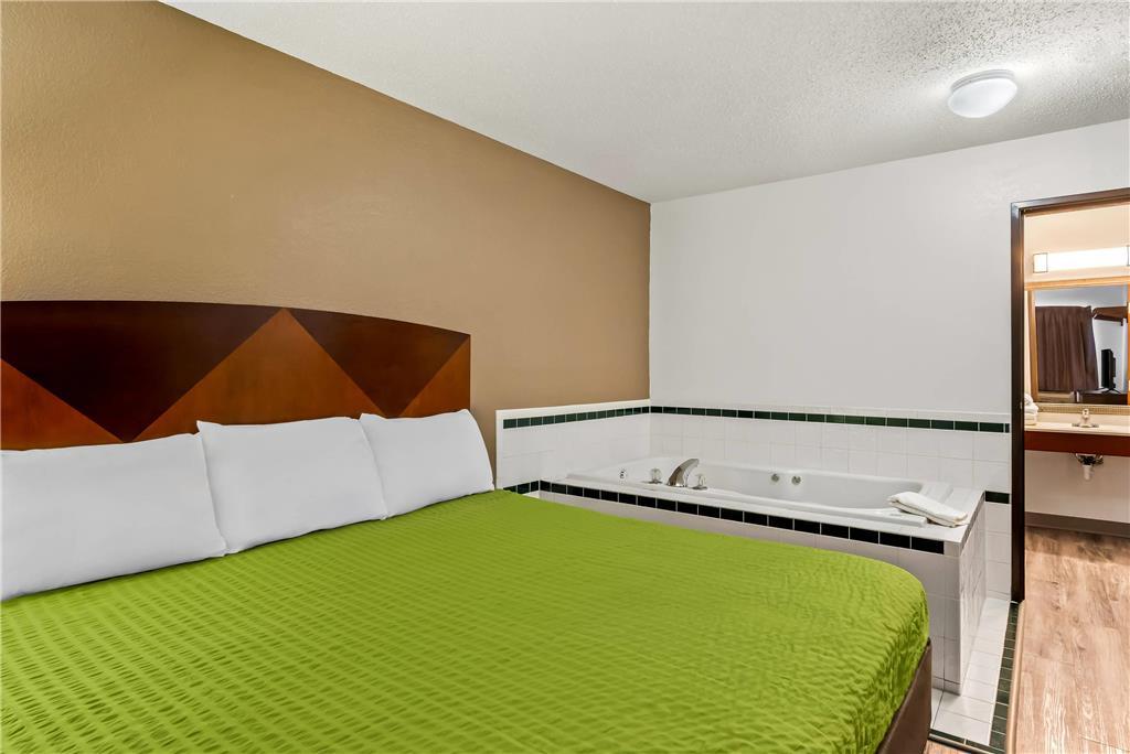 Econo Lodge Inn & Suites Auburn Room photo