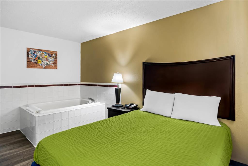 Econo Lodge Inn & Suites Auburn Room photo
