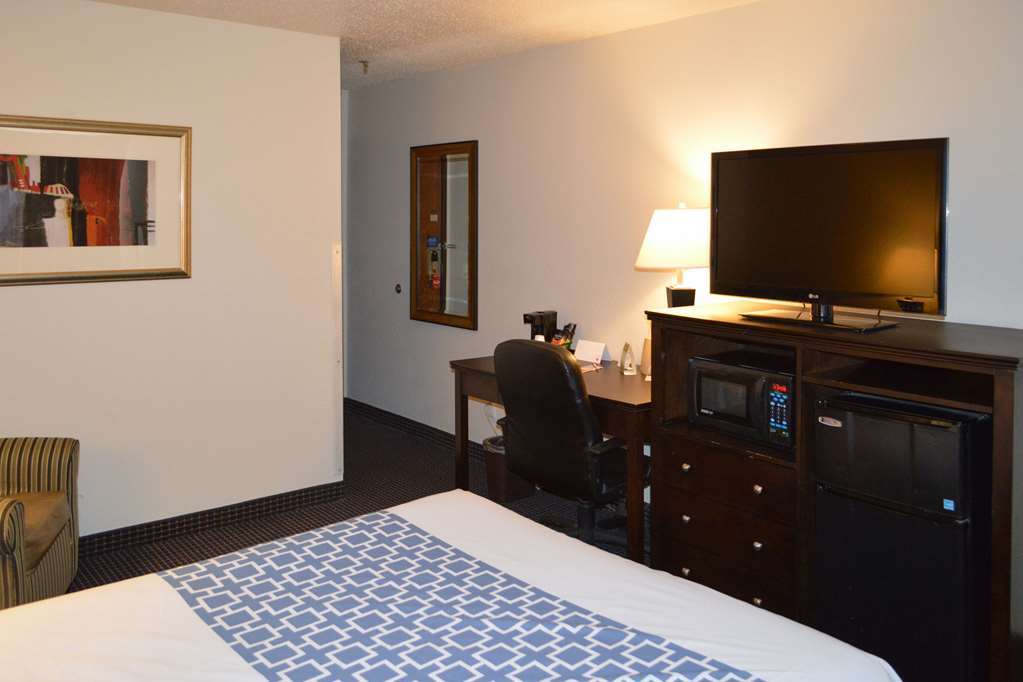 Econo Lodge Inn & Suites Auburn Room photo